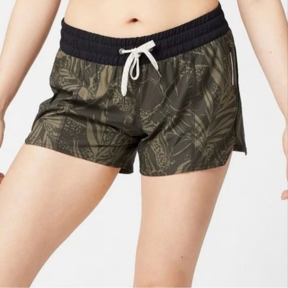 Vuori Shorts Size Medium EUC - Picture 3 of 4